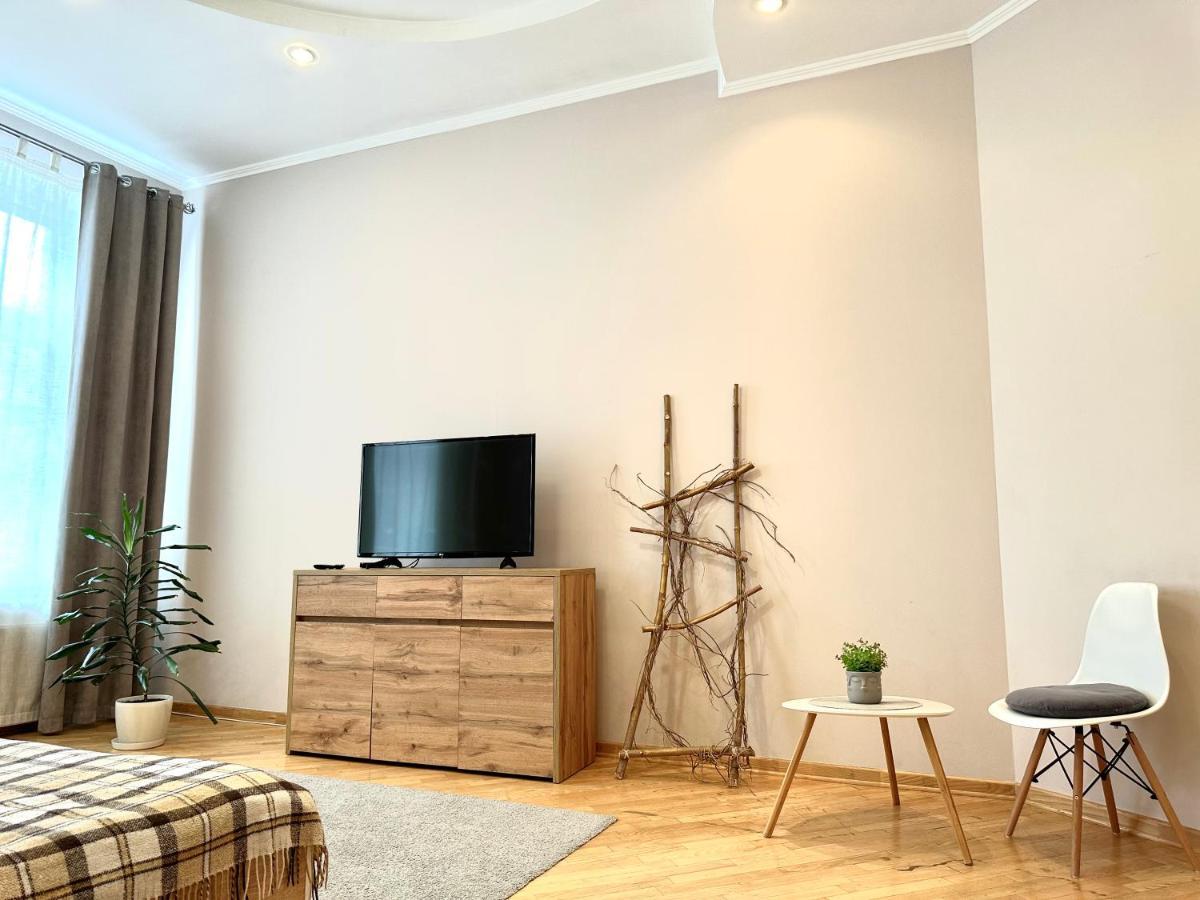 Apartments In The City Center, Near A Theatre, Zlata Plaza 罗夫诺 外观 照片