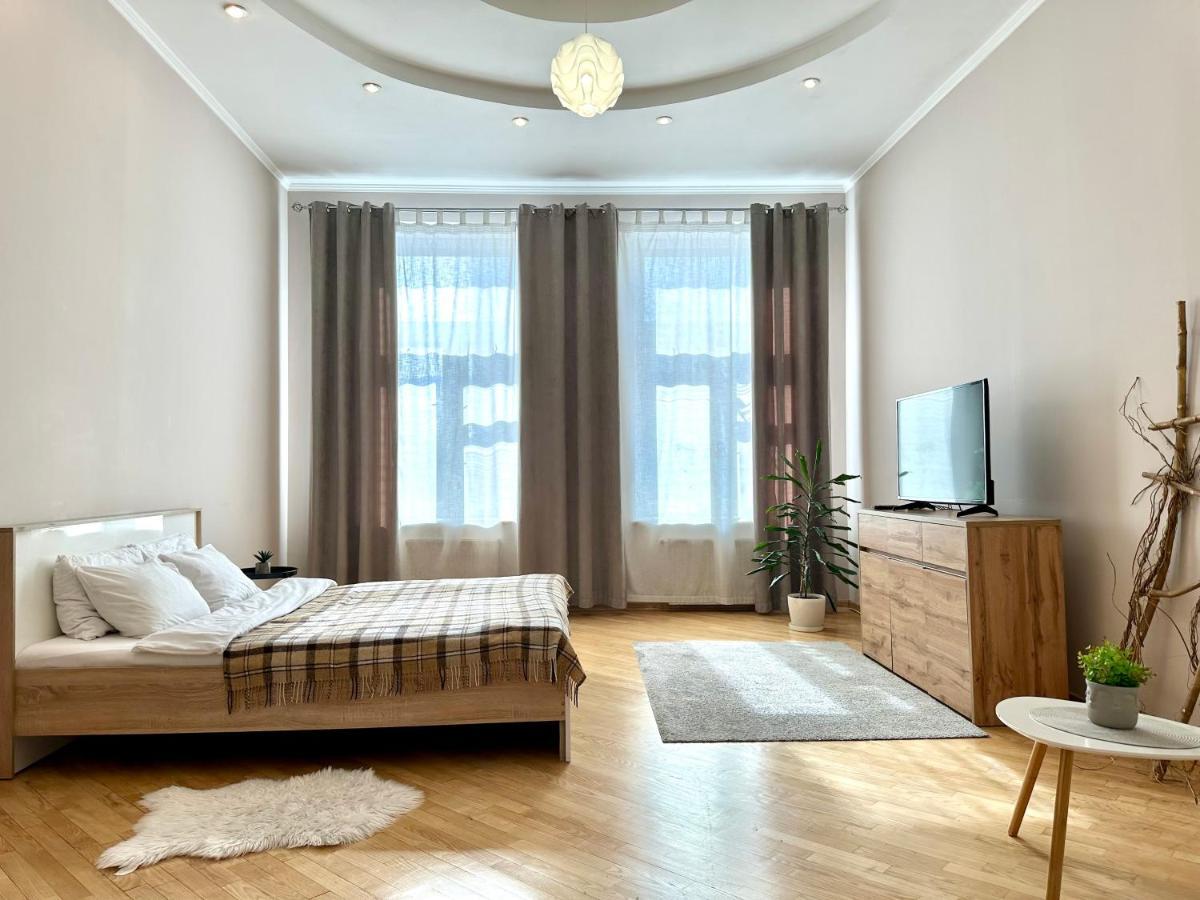 Apartments In The City Center, Near A Theatre, Zlata Plaza 罗夫诺 外观 照片