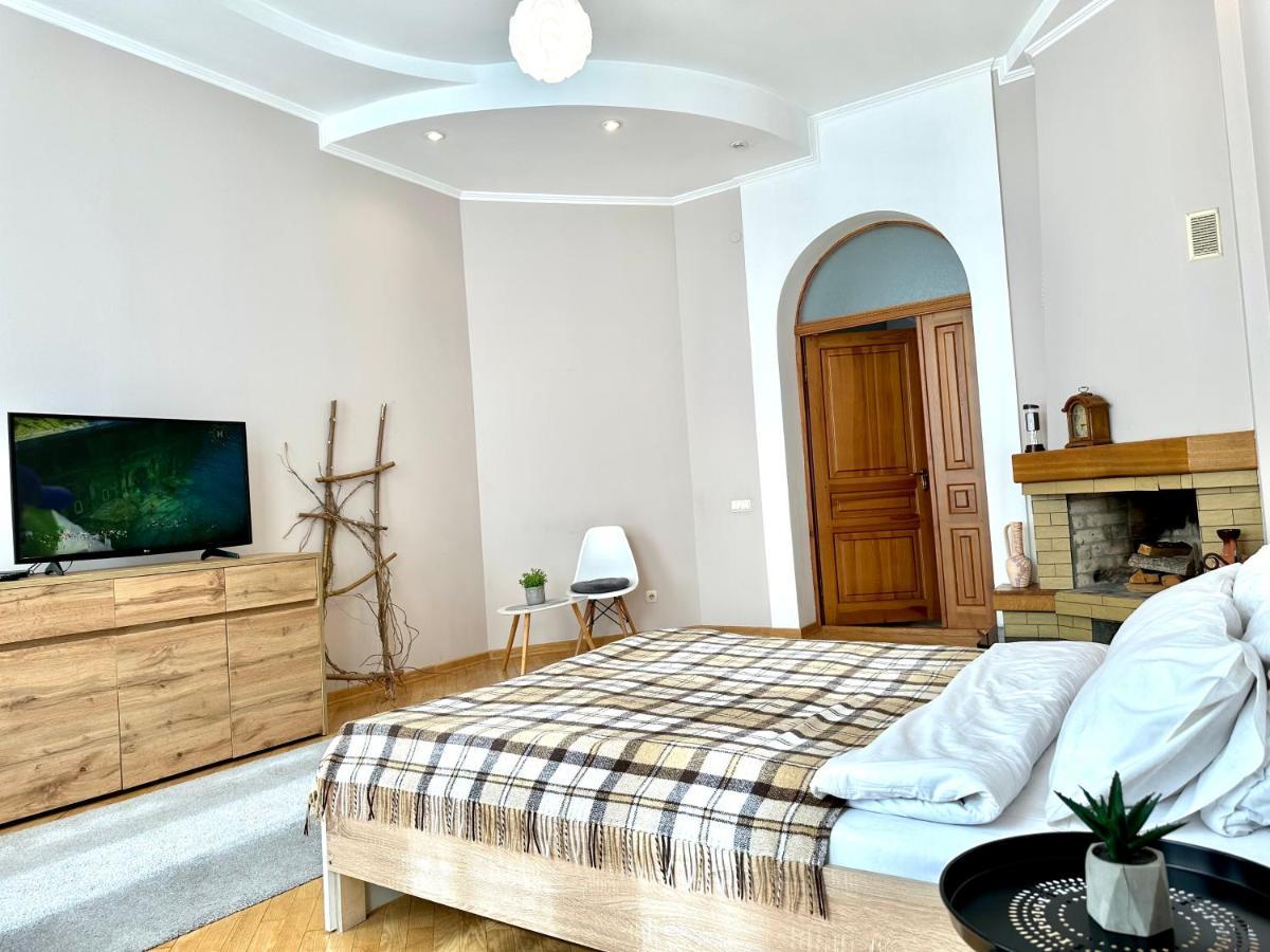 Apartments In The City Center, Near A Theatre, Zlata Plaza 罗夫诺 外观 照片