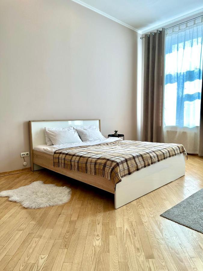 Apartments In The City Center, Near A Theatre, Zlata Plaza 罗夫诺 外观 照片